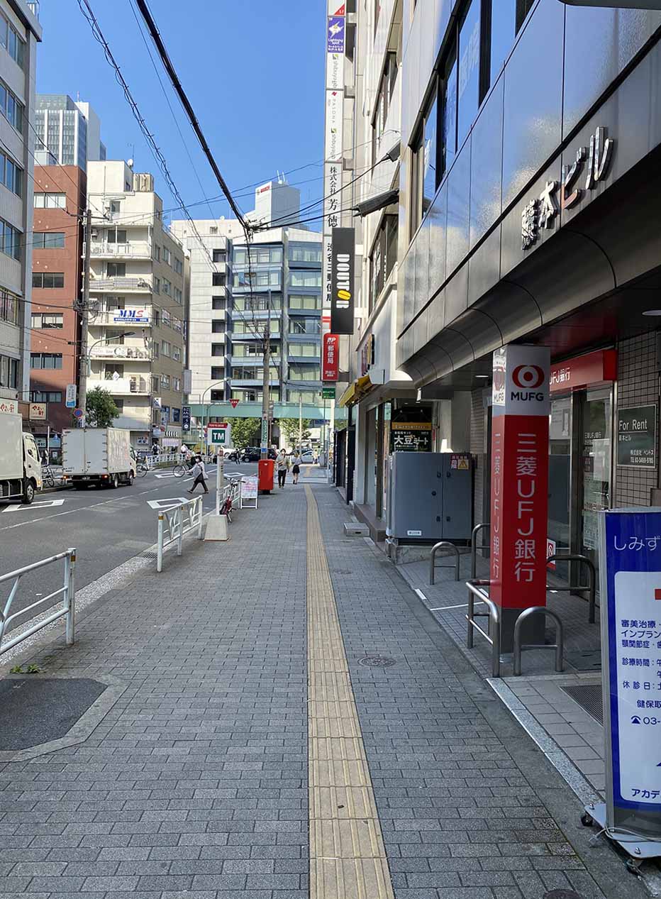 歩道橋まで直進